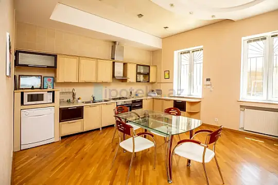 Satılır 7 otaqlı həyət evi 500 m²