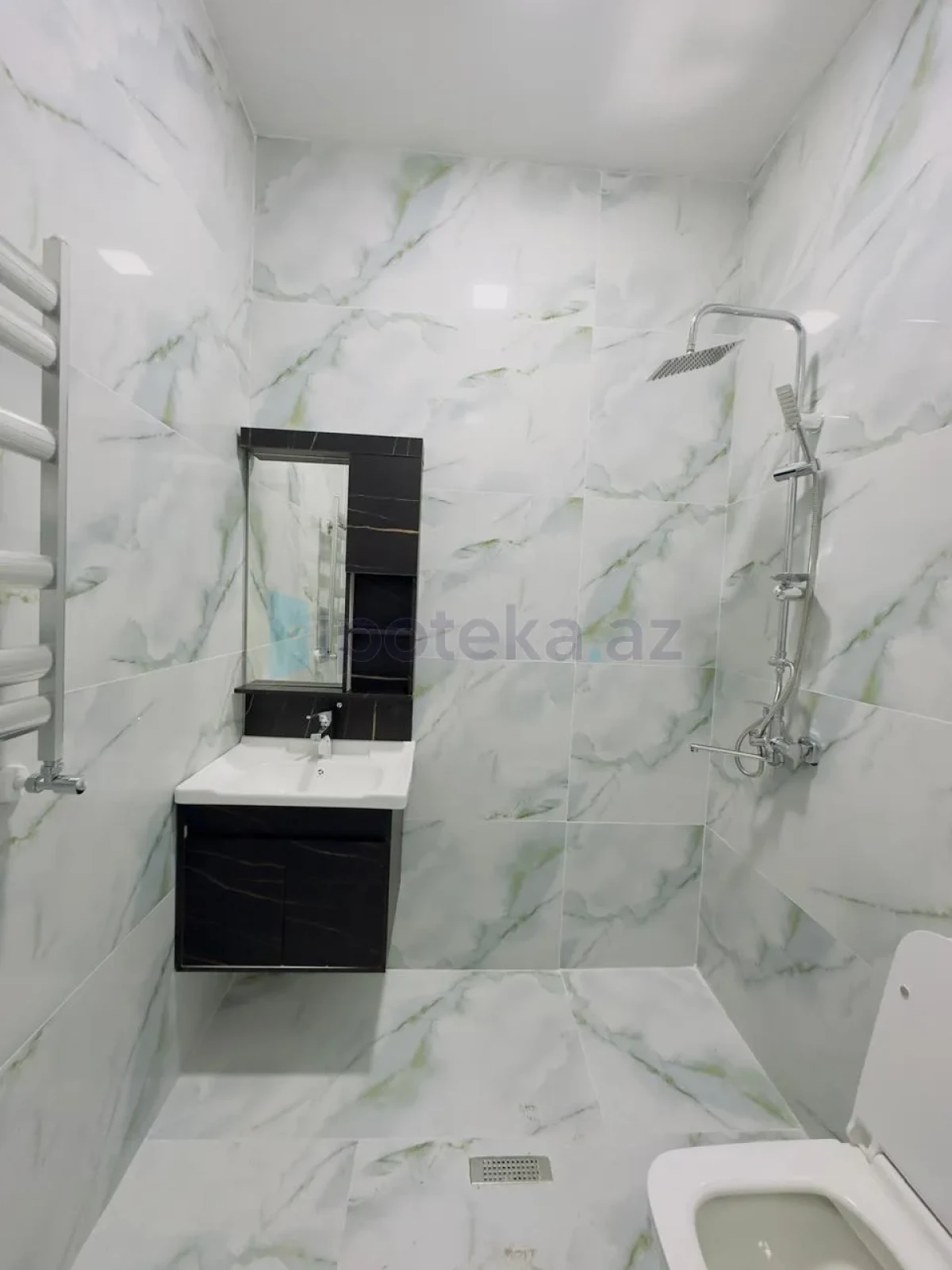 Satılır 4 otaqlı mənzil 142 m²