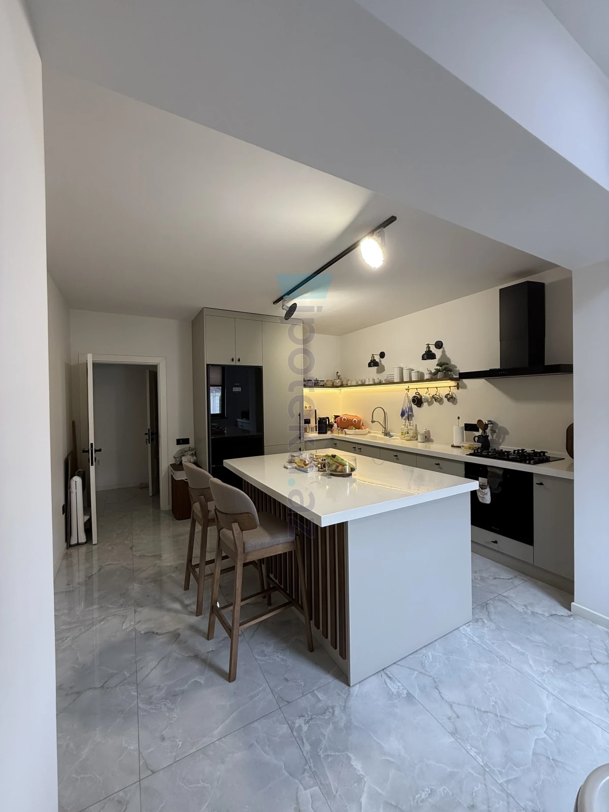 Satılır 2 otaqlı köhnə tikili 93 m²
