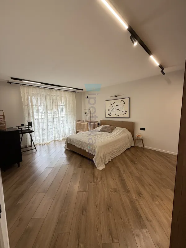 Satılır 2 otaqlı köhnə tikili 93 m²