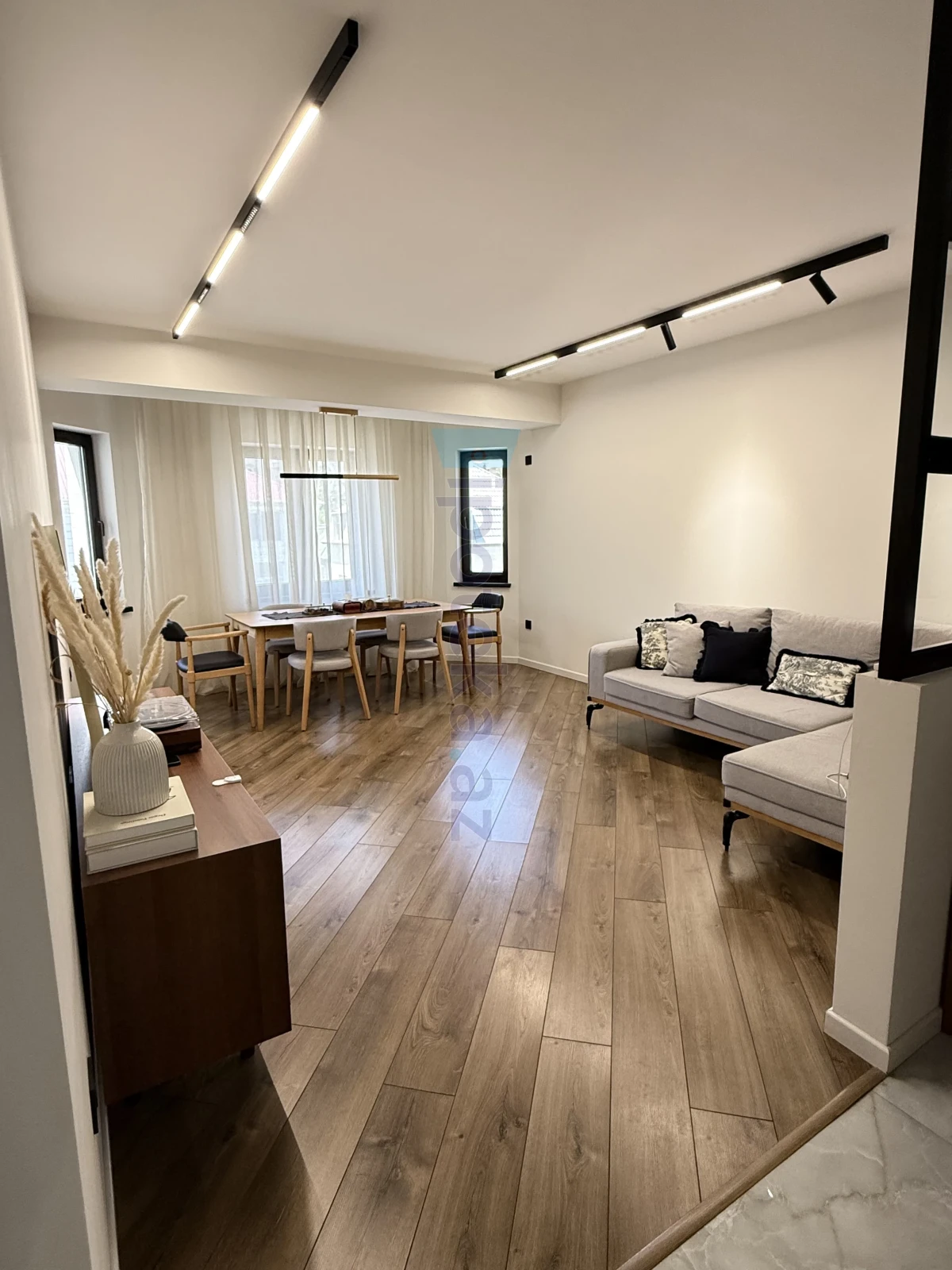 Satılır 2 otaqlı köhnə tikili 93 m²