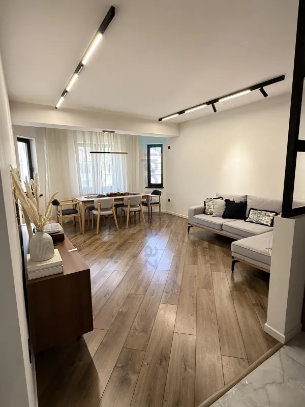 Satılır 2 otaqlı köhnə tikili 93 m²