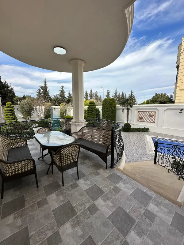 Satılır 12 otaqlı həyət evi 840 m²