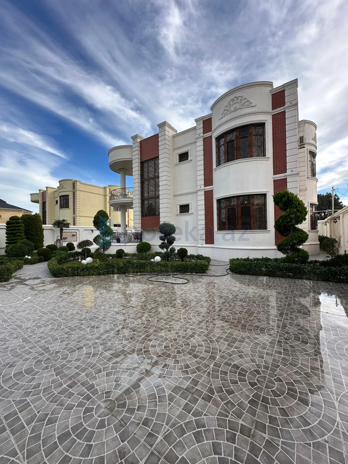 Satılır 12 otaqlı həyət evi 840 m²