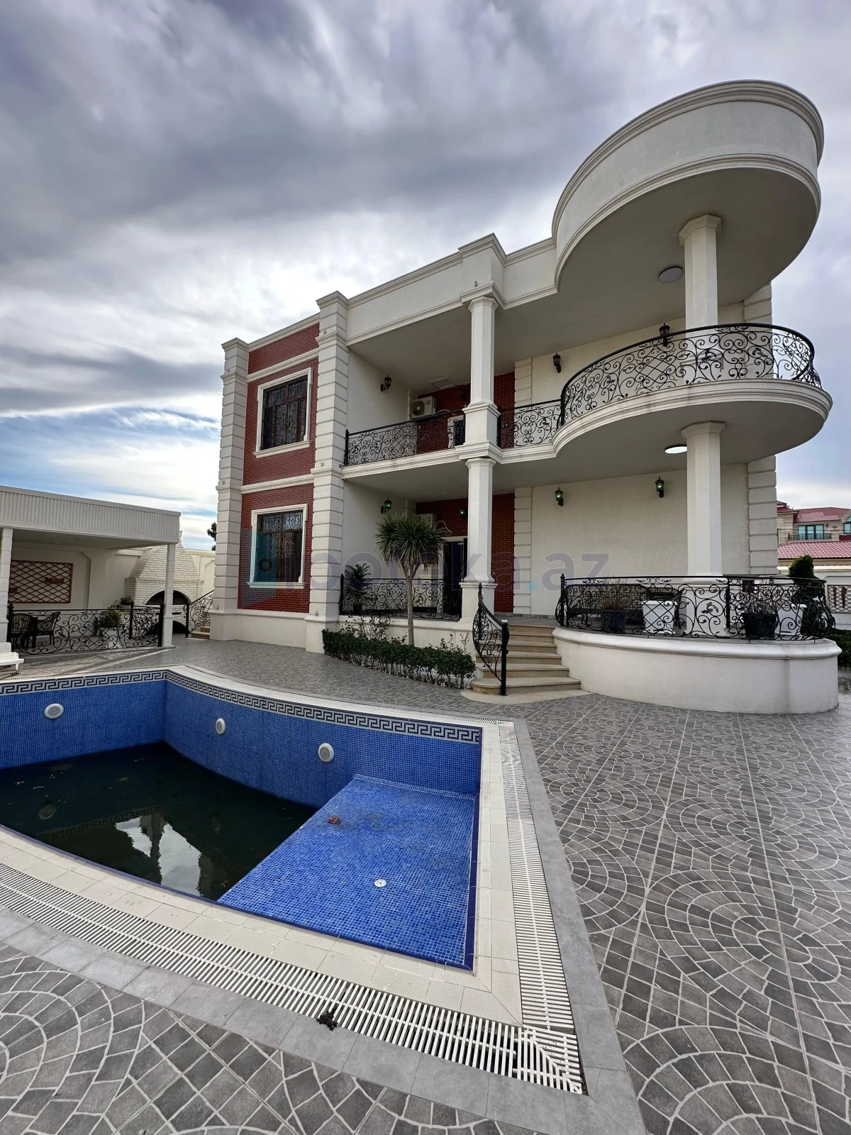 Satılır 12 otaqlı həyət evi 840 m²