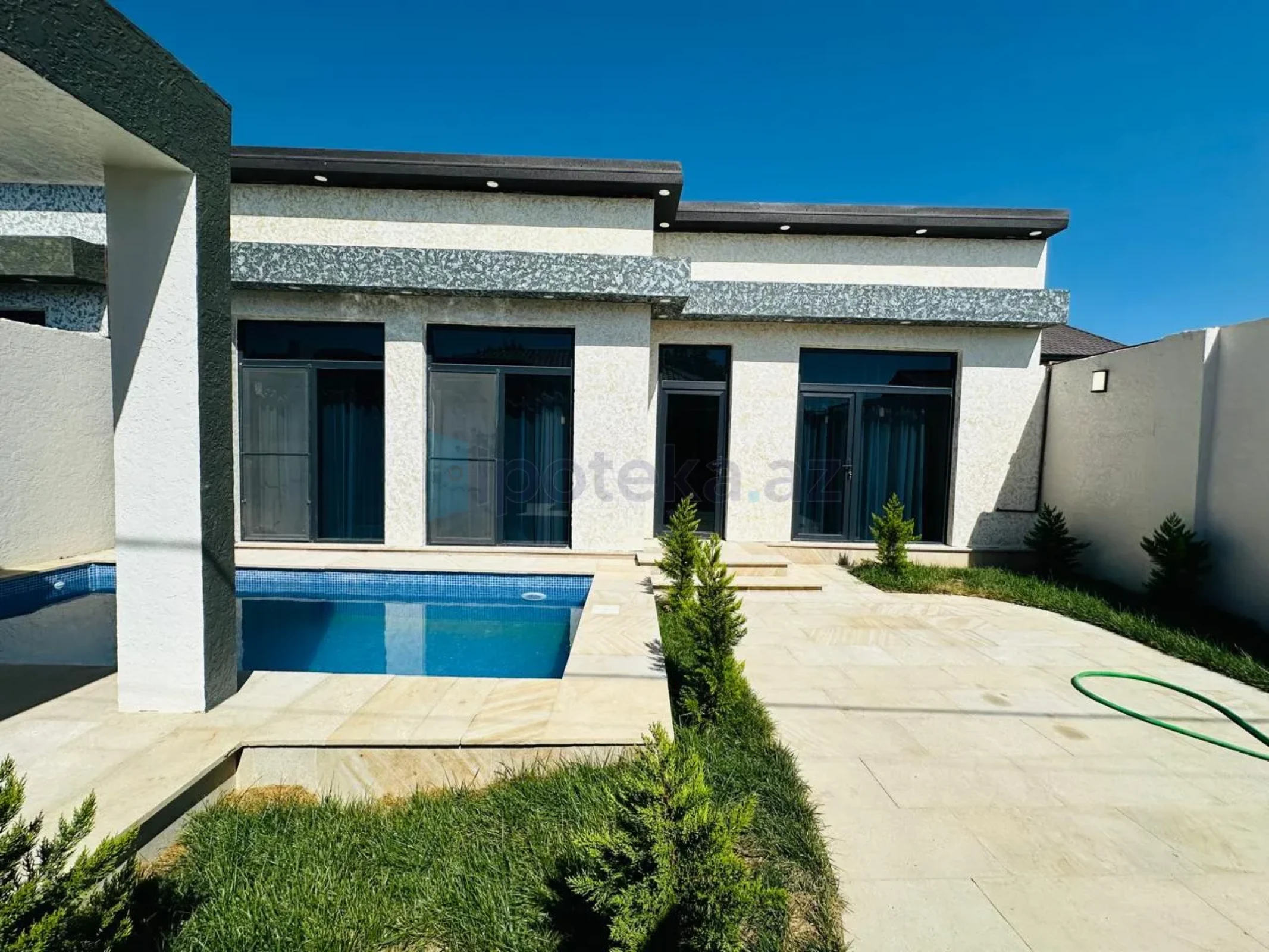 Satılır 4 otaqlı mənzil 130 m²