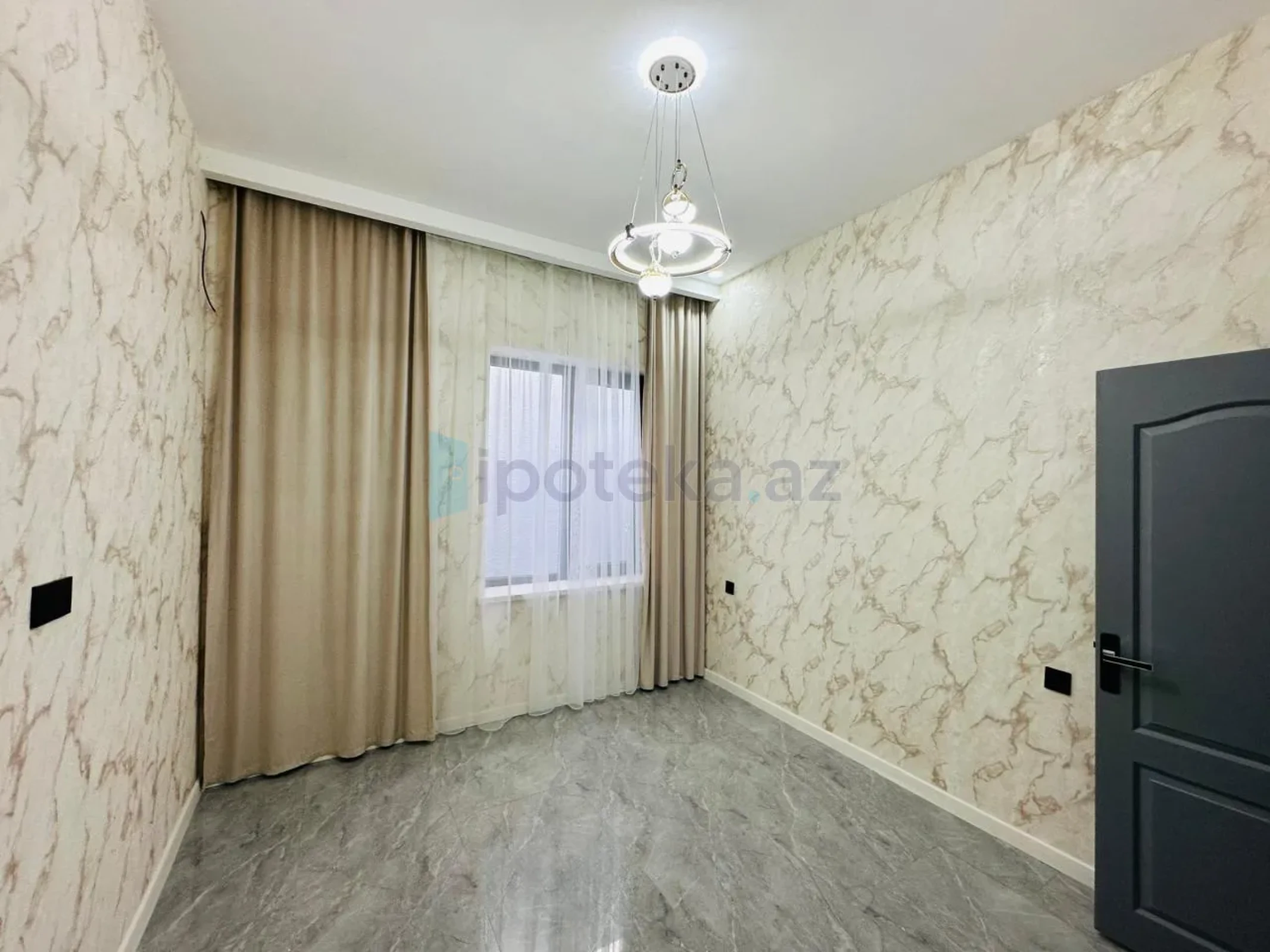 Satılır 4 otaqlı mənzil 130 m²