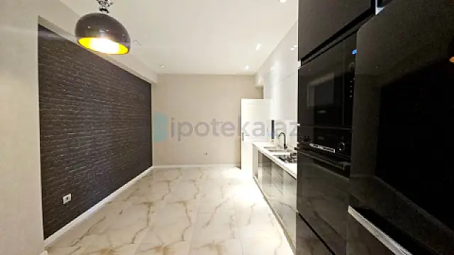 Satılır 3 otaqlı yeni tikili 180 m²