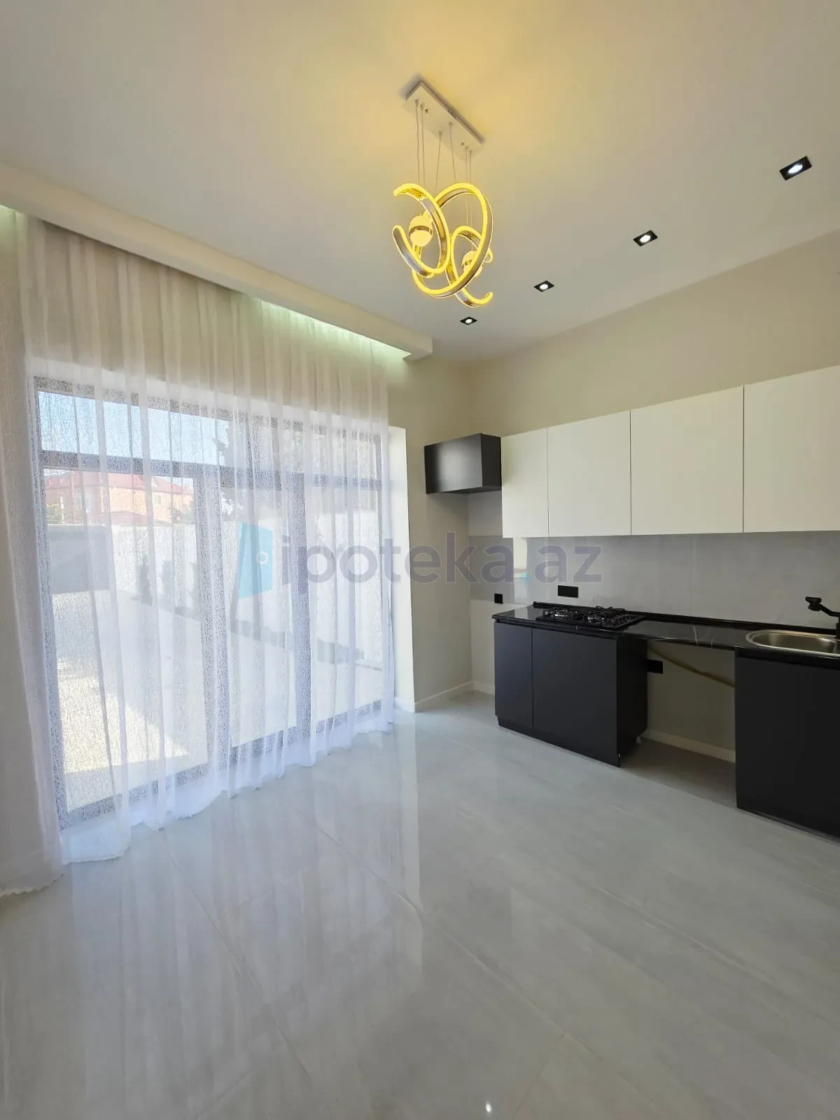 Satılır 4 otaqlı mənzil 160 m²