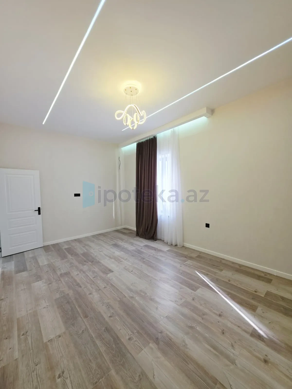 Satılır 4 otaqlı mənzil 160 m²