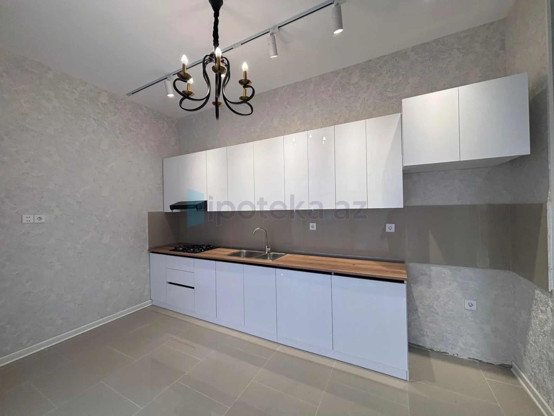 Satılır 4 otaqlı mənzil 150 m²