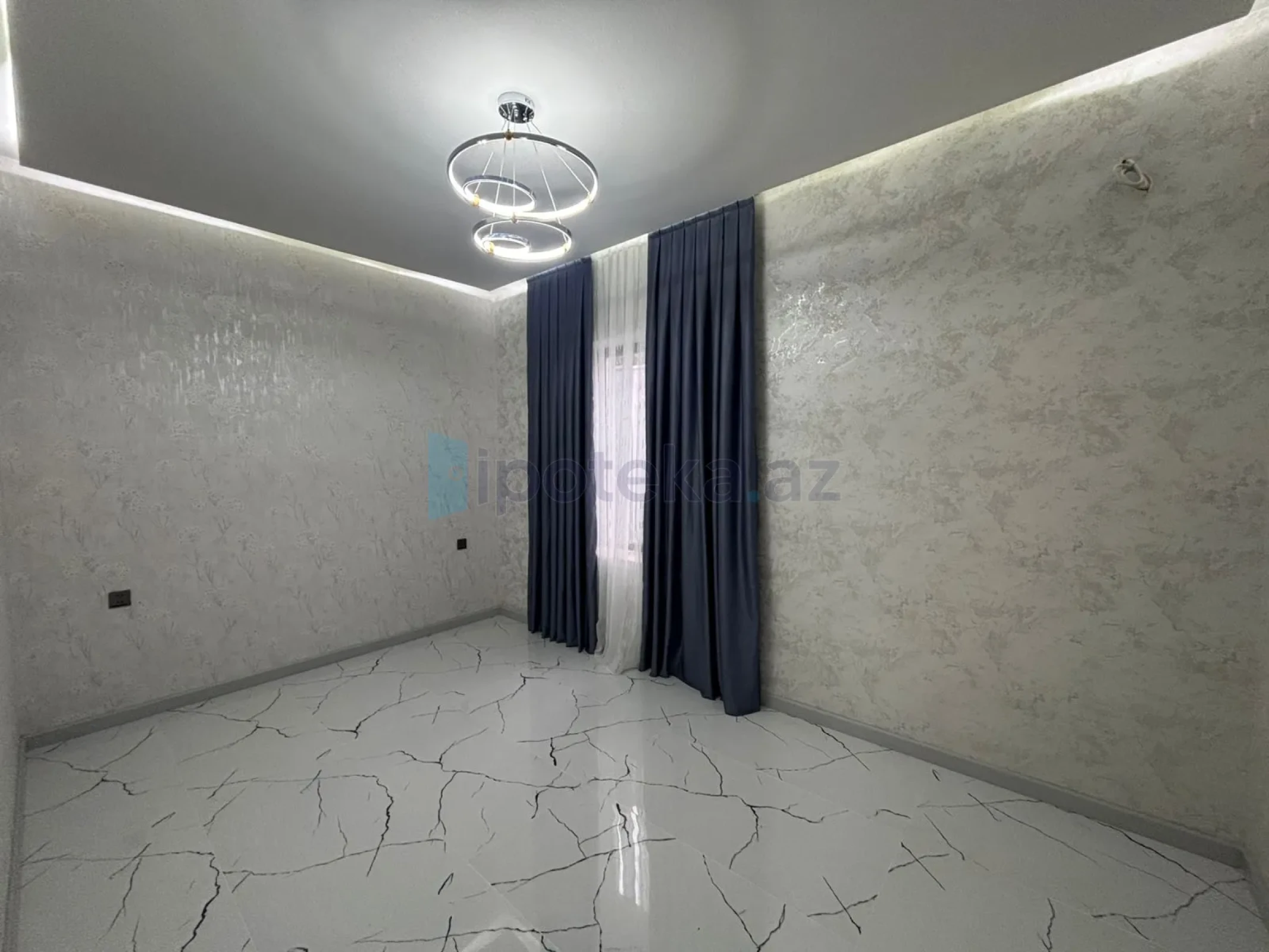 Satılır 4 otaqlı mənzil 140 m²
