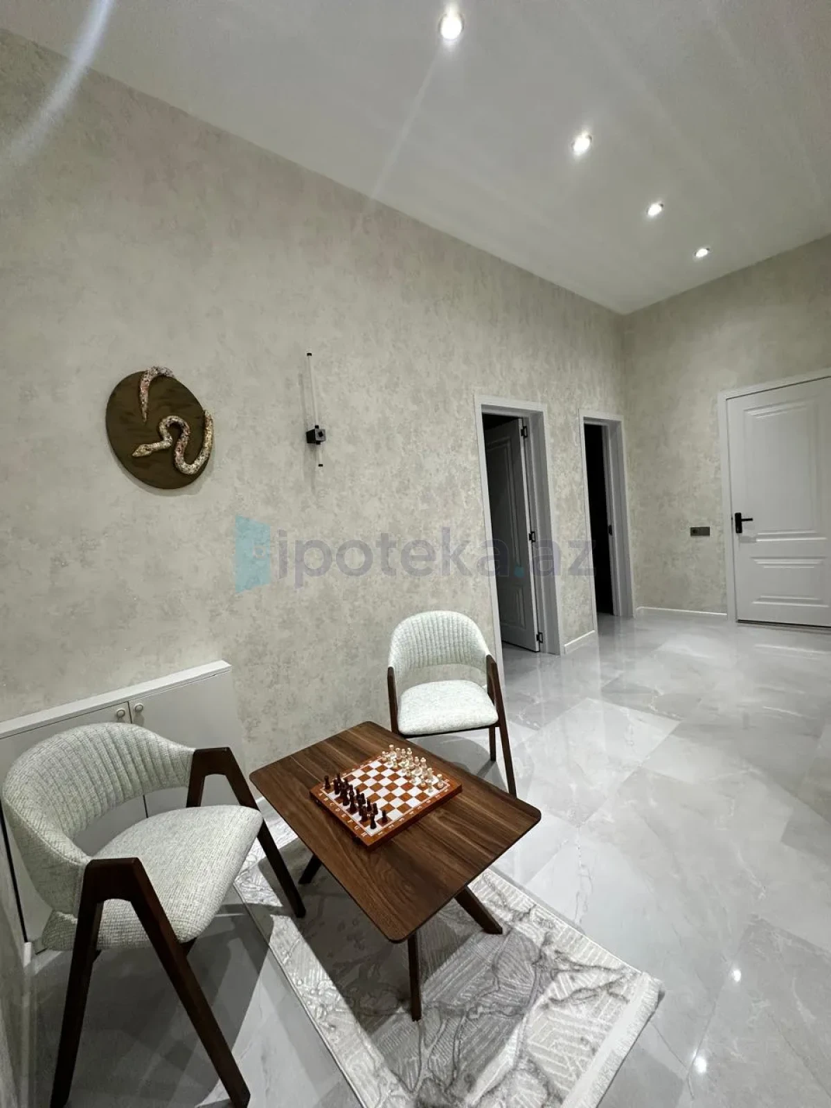 Satılır 4 otaqlı mənzil 270 m²