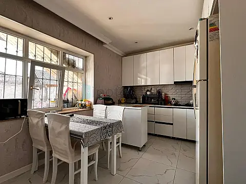 Satılır 8 otaqlı həyət evi 220 m²