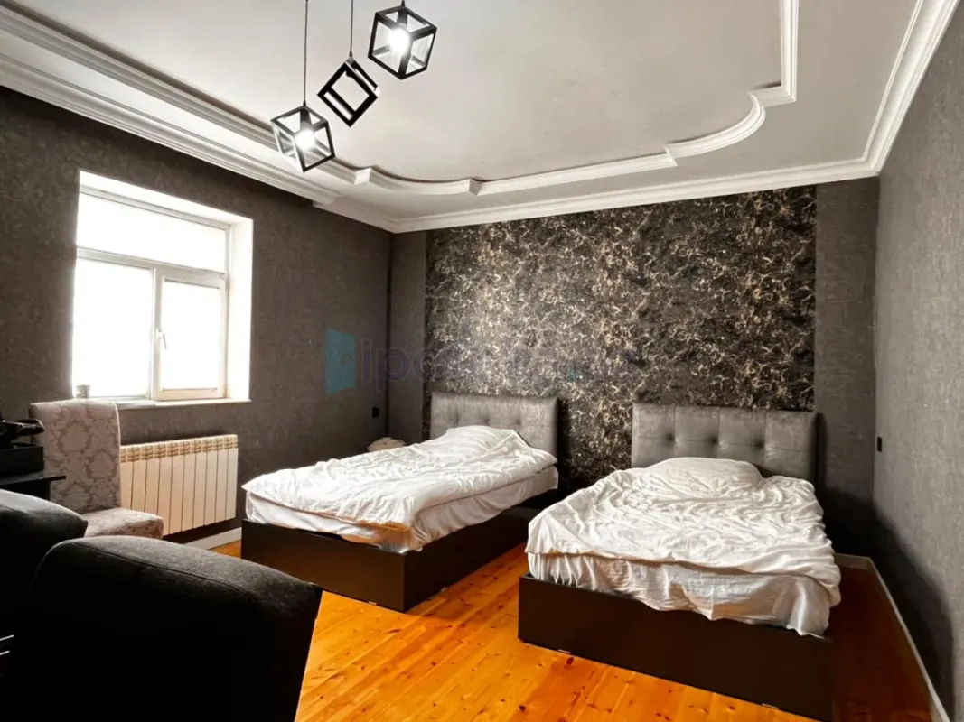 Satılır 8 otaqlı həyət evi 220 m²