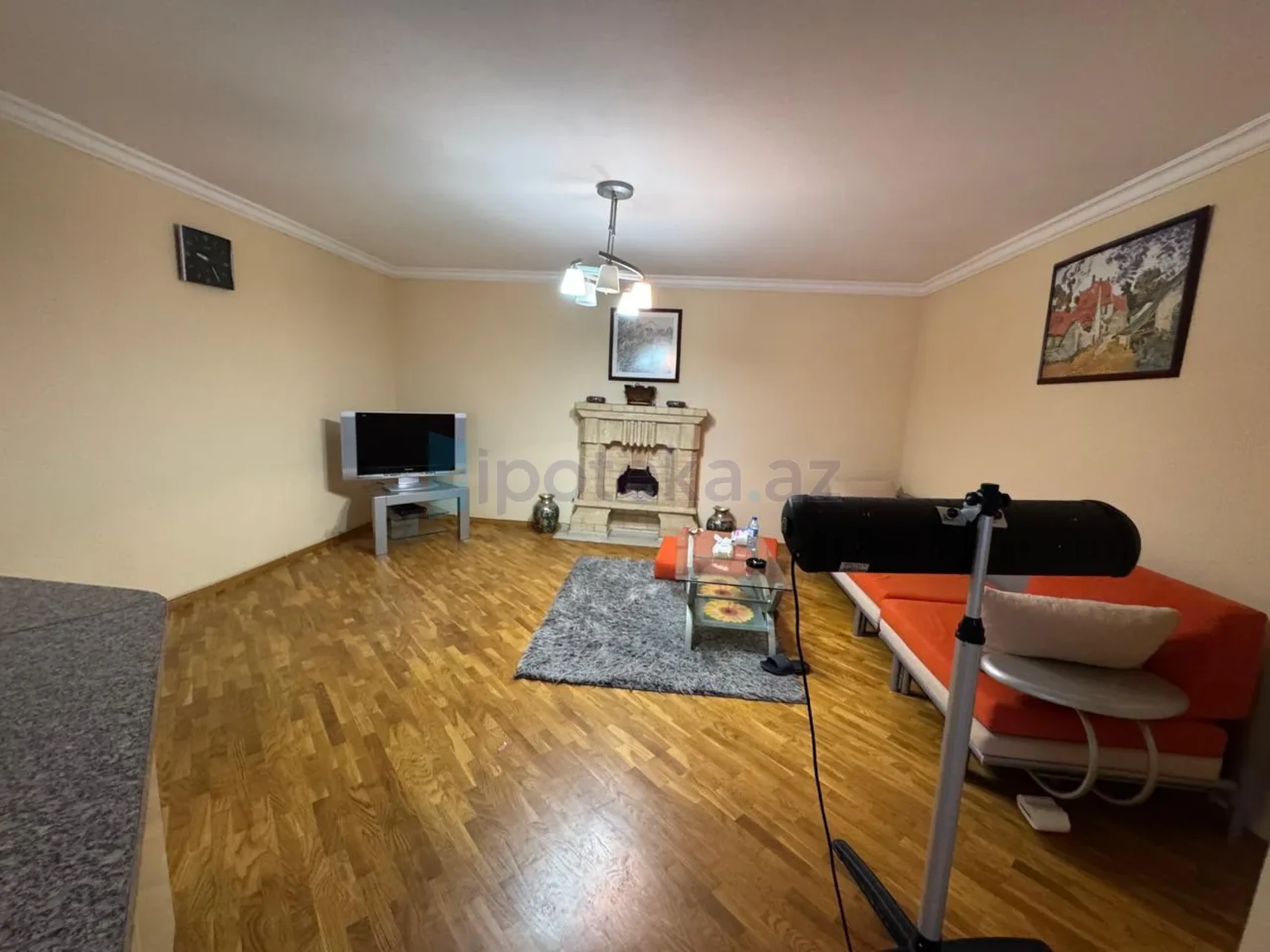 Satılır 2 otaqlı köhnə tikili 92 m²