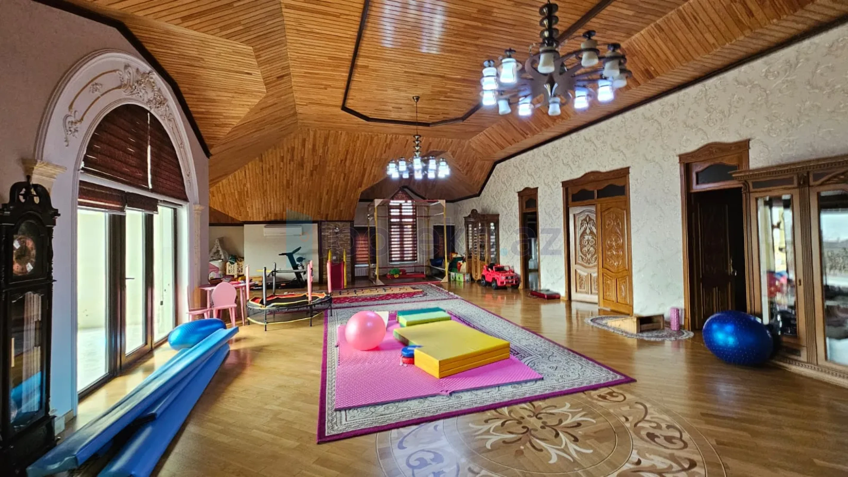 Satılır 10 otaqlı həyət evi 850 m²