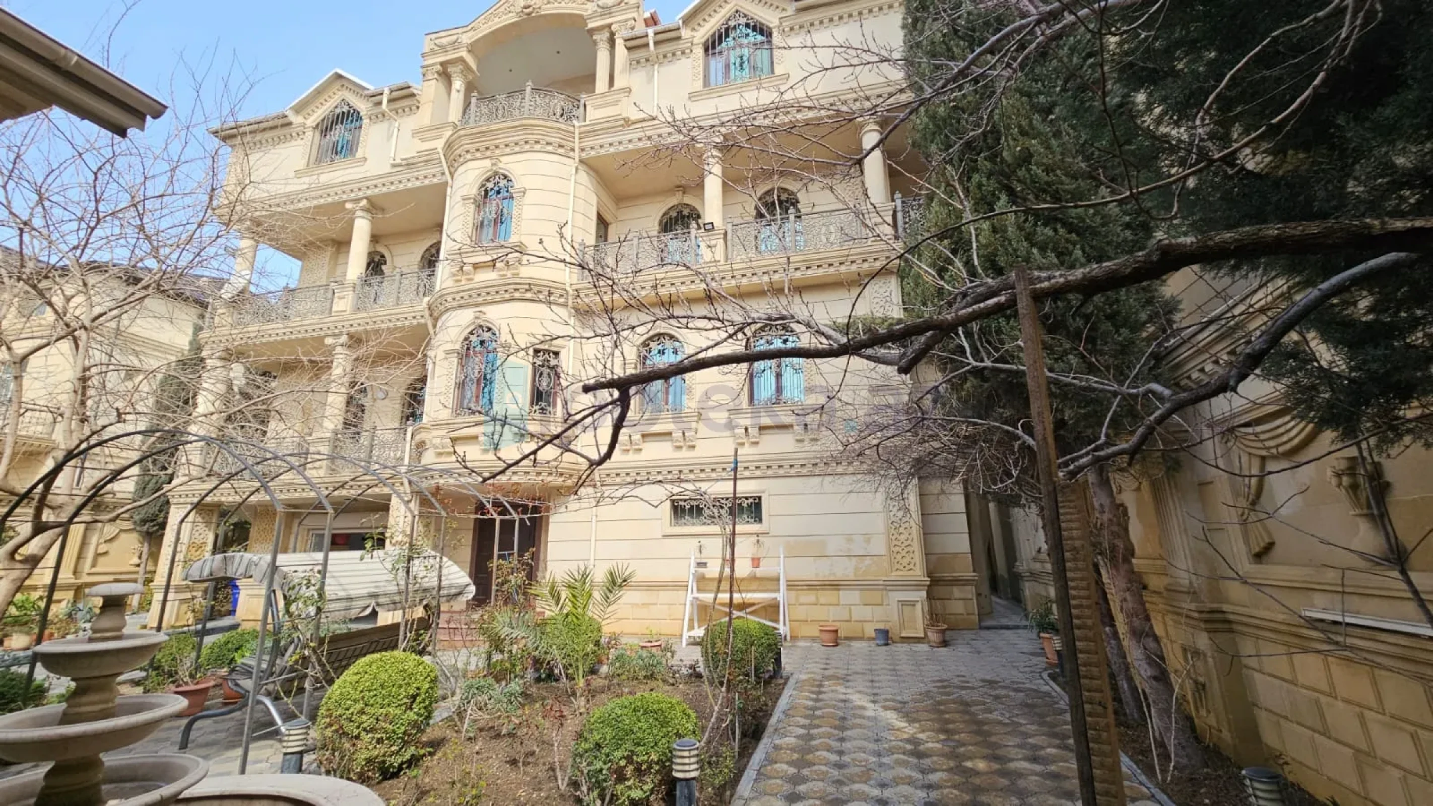 Satılır 10 otaqlı həyət evi 850 m²