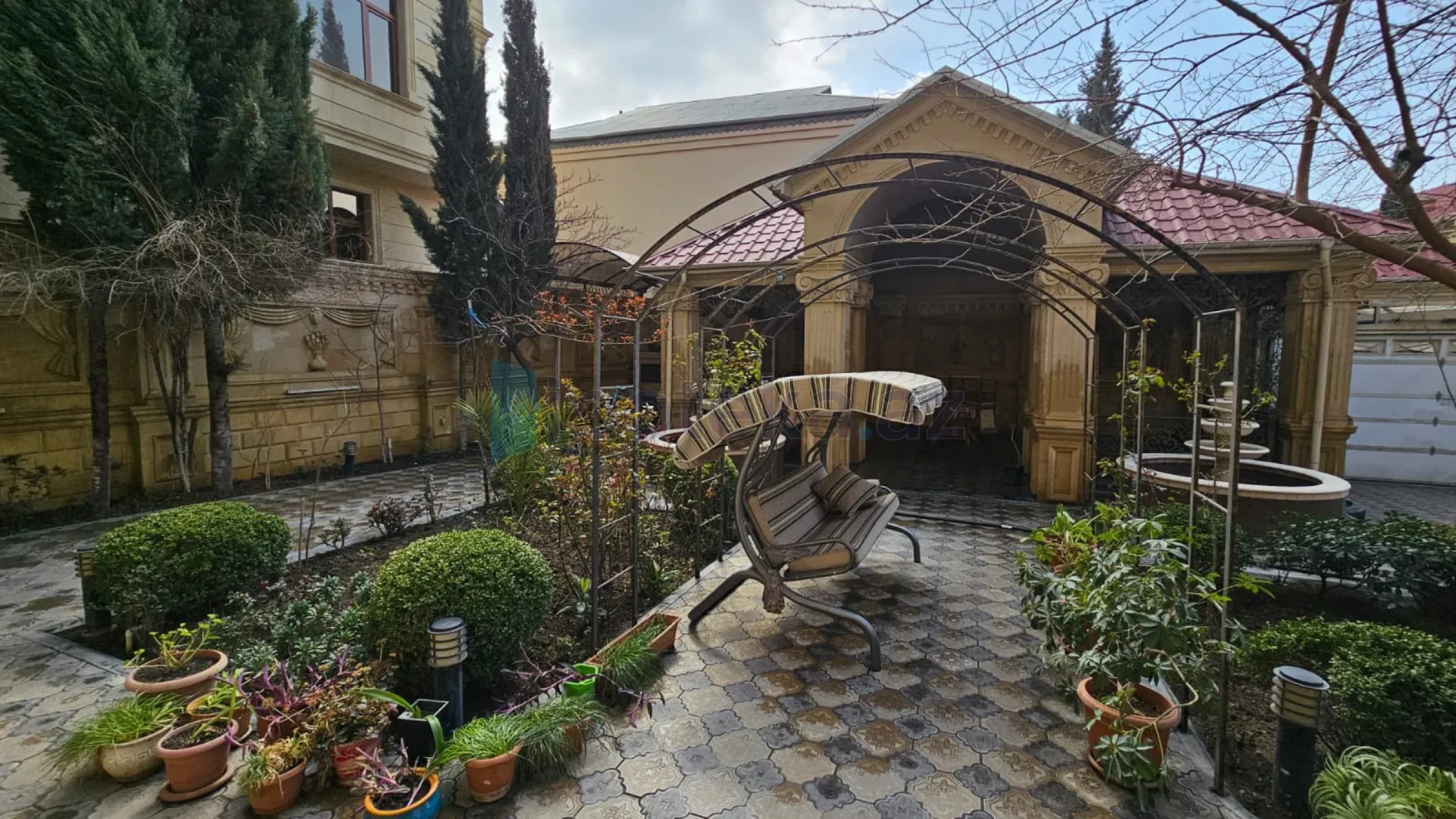 Satılır 10 otaqlı həyət evi 850 m²