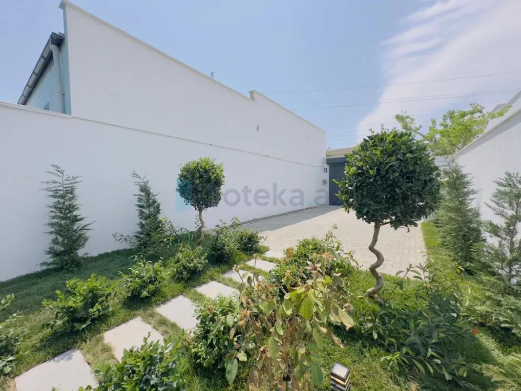 Satılır 4 otaqlı mənzil 200 m²