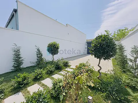 Satılır 4 otaqlı mənzil 200 m²