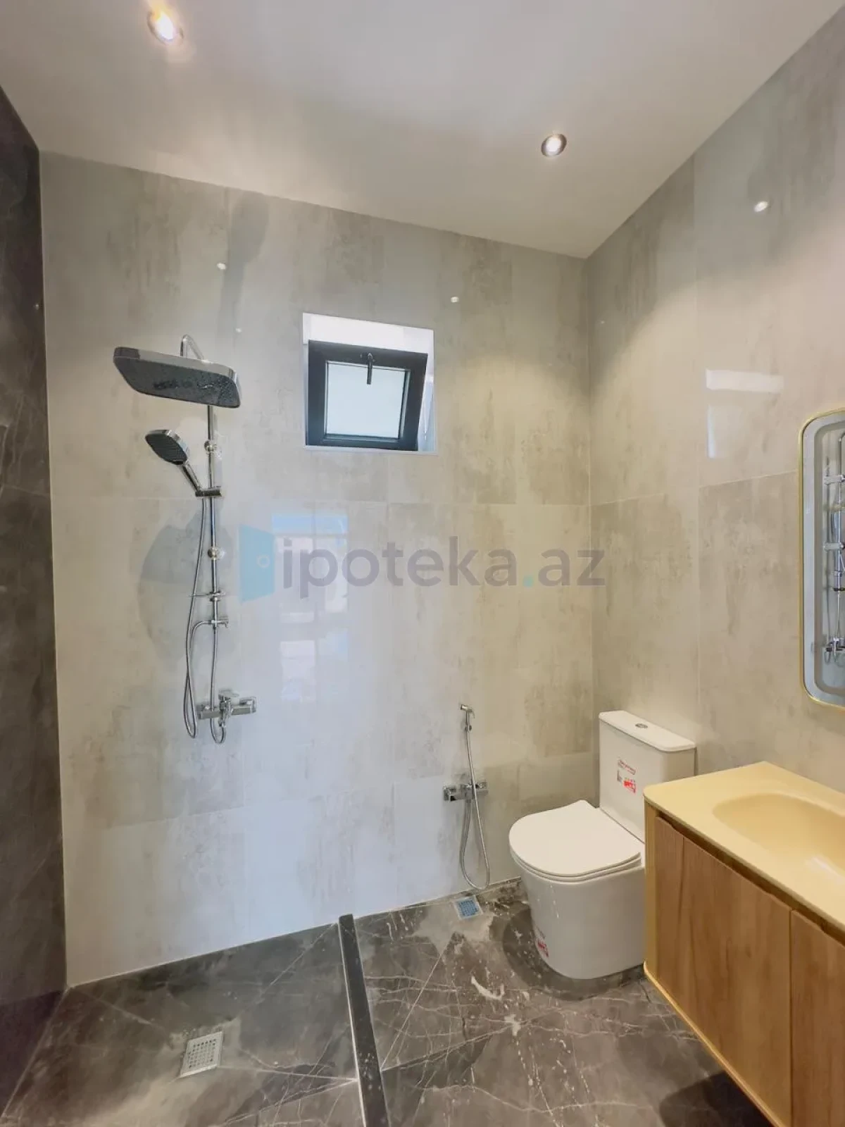 Satılır 4 otaqlı mənzil 200 m²