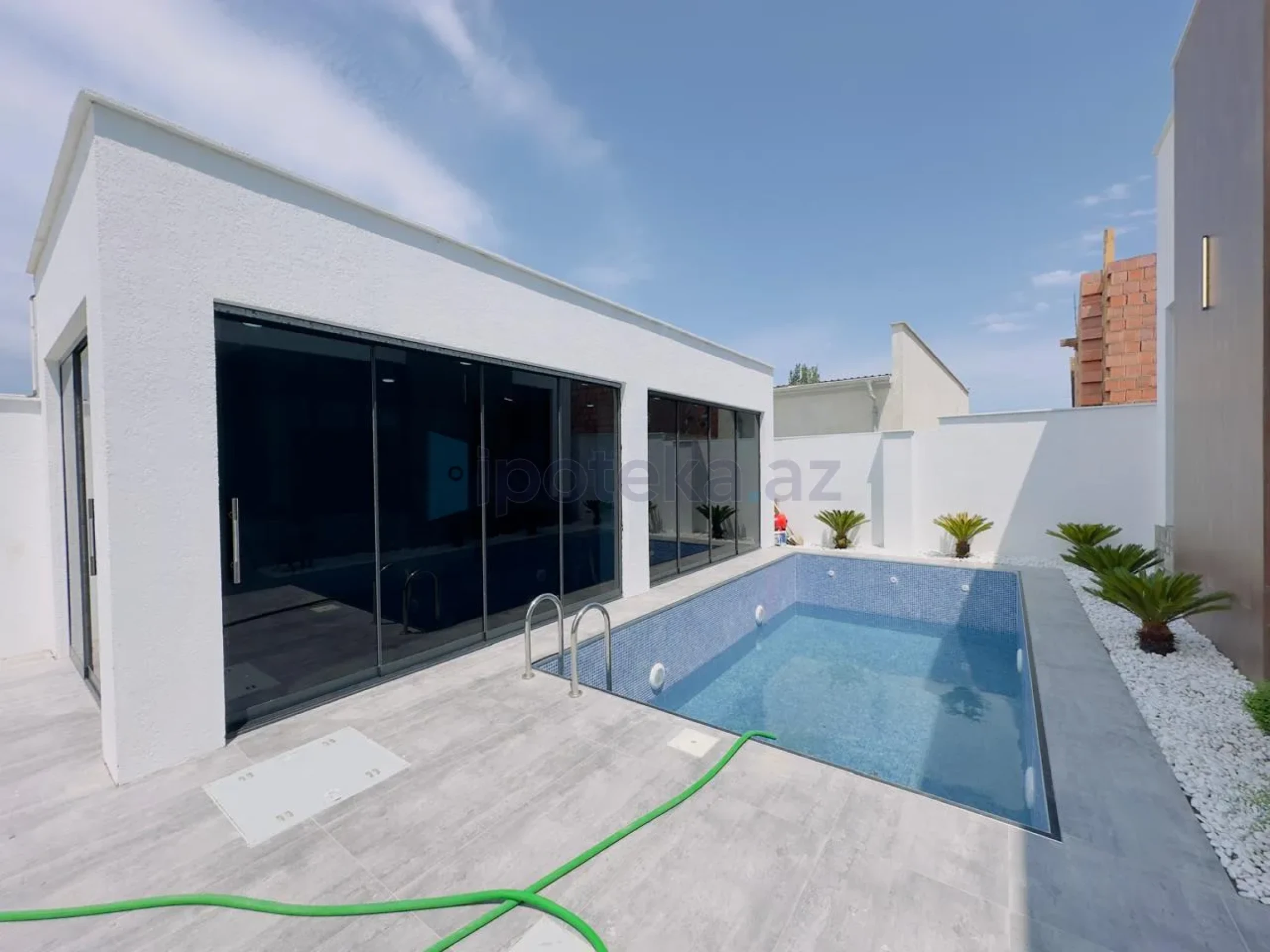 Satılır 4 otaqlı mənzil 200 m²