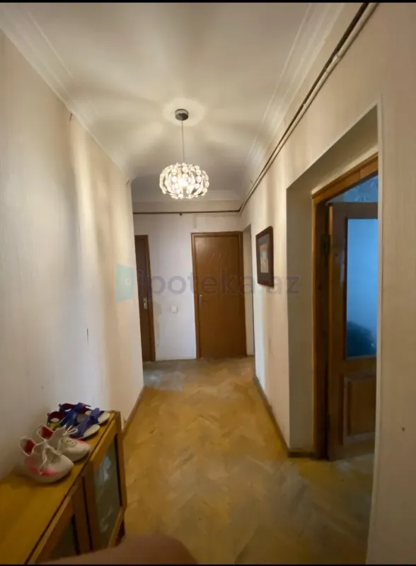 Satılır 4 otaqlı köhnə tikili 100 m²