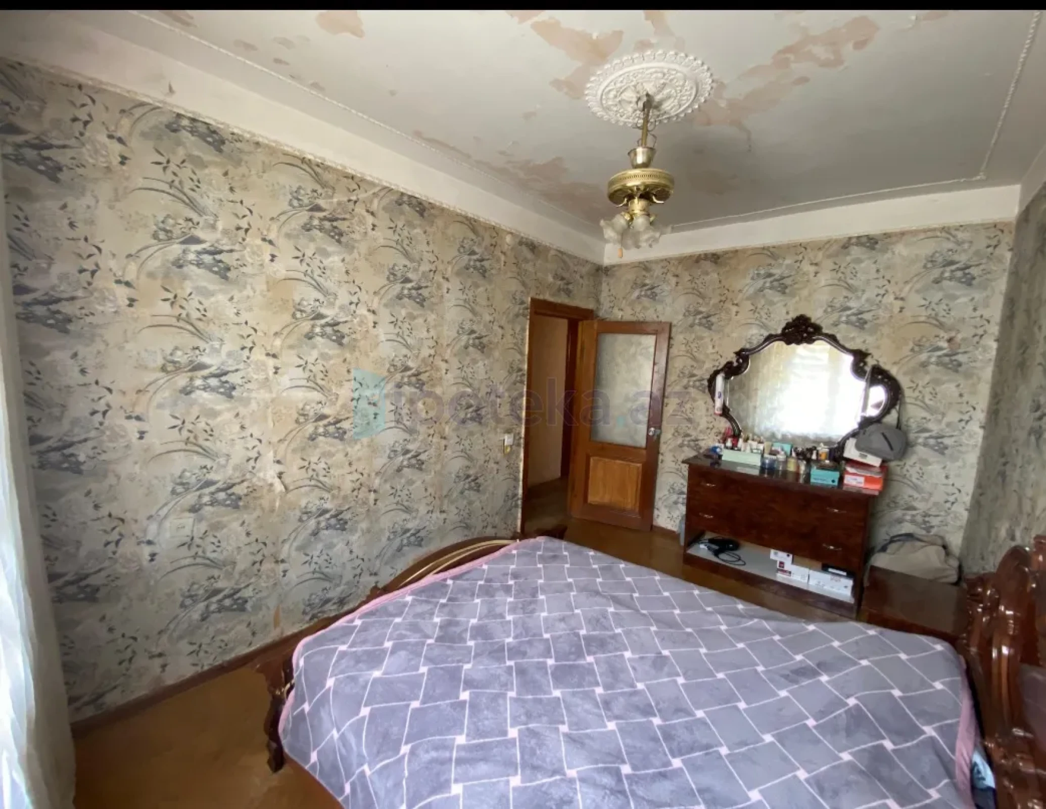 Satılır 4 otaqlı köhnə tikili 100 m²