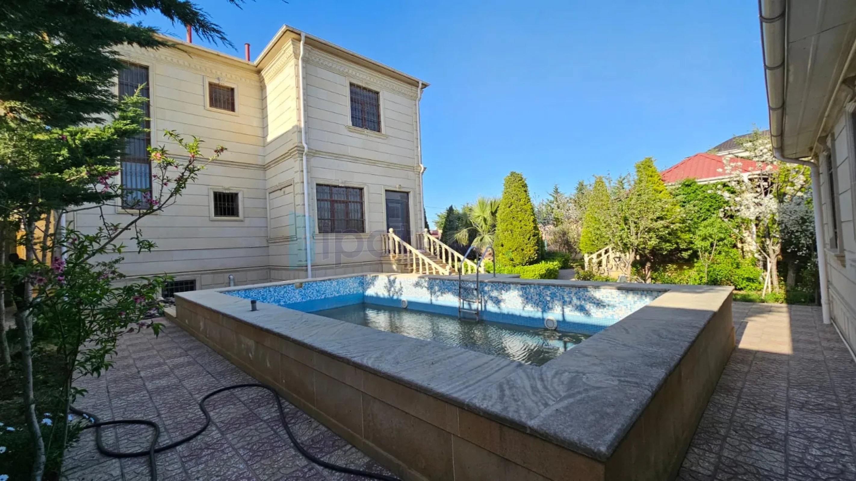 Satılır 6 otaqlı həyət evi 450 m²