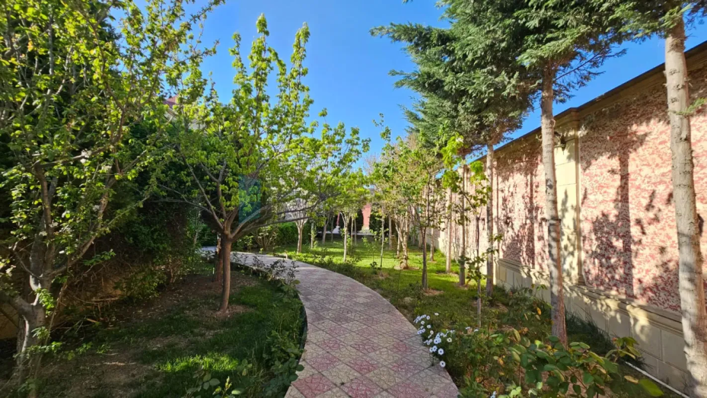 Satılır 6 otaqlı həyət evi 450 m²