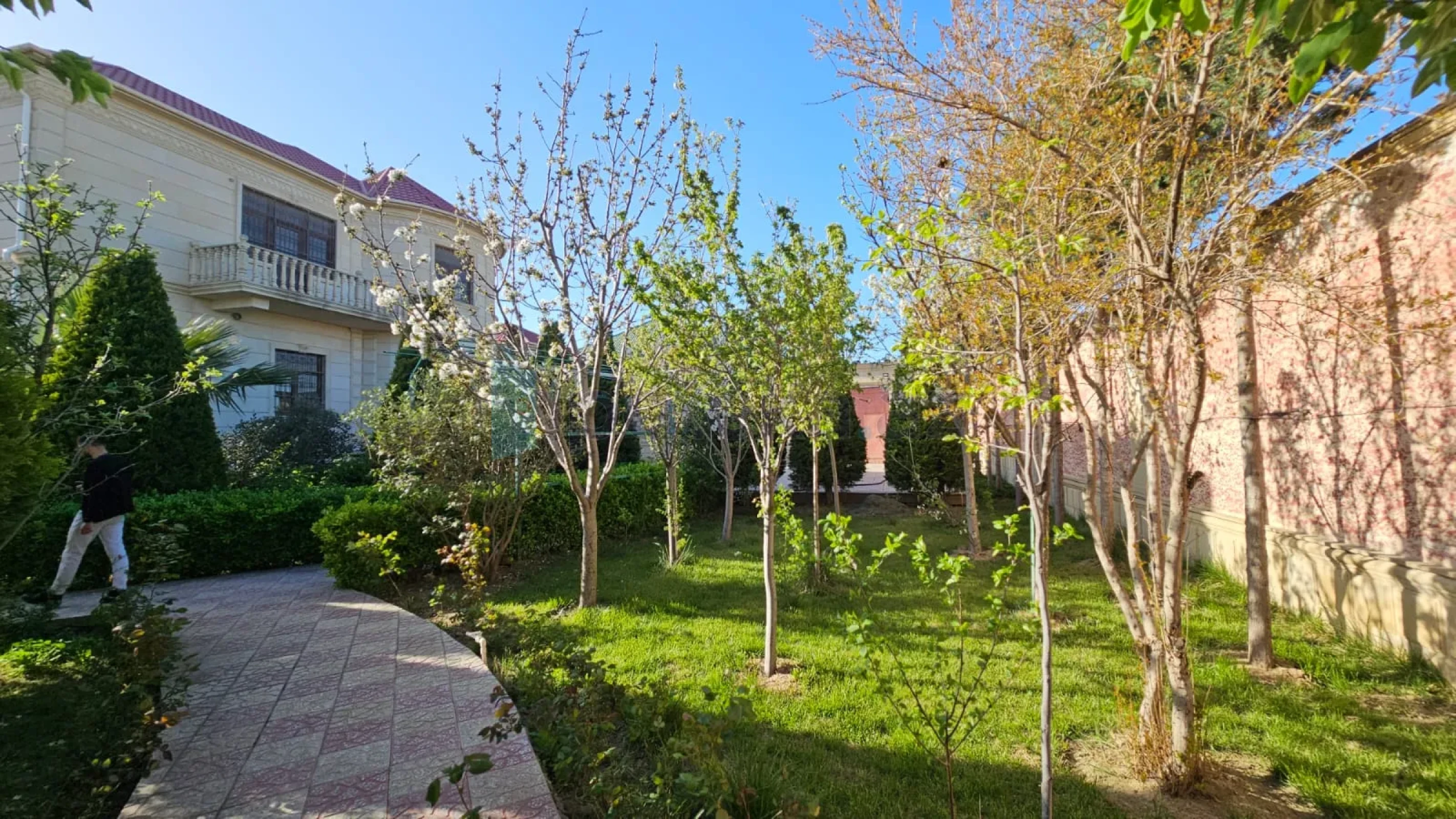 Satılır 6 otaqlı həyət evi 450 m²