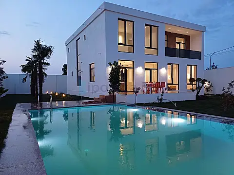 Satılır 6 otaqlı həyət evi 330 m²