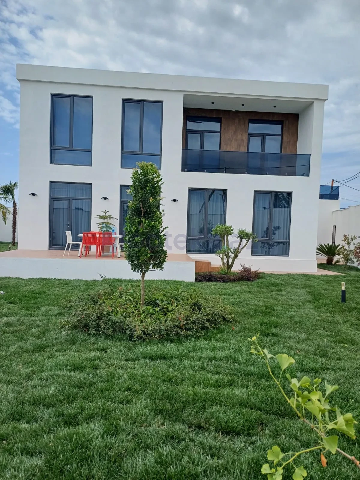Satılır 6 otaqlı həyət evi 330 m²