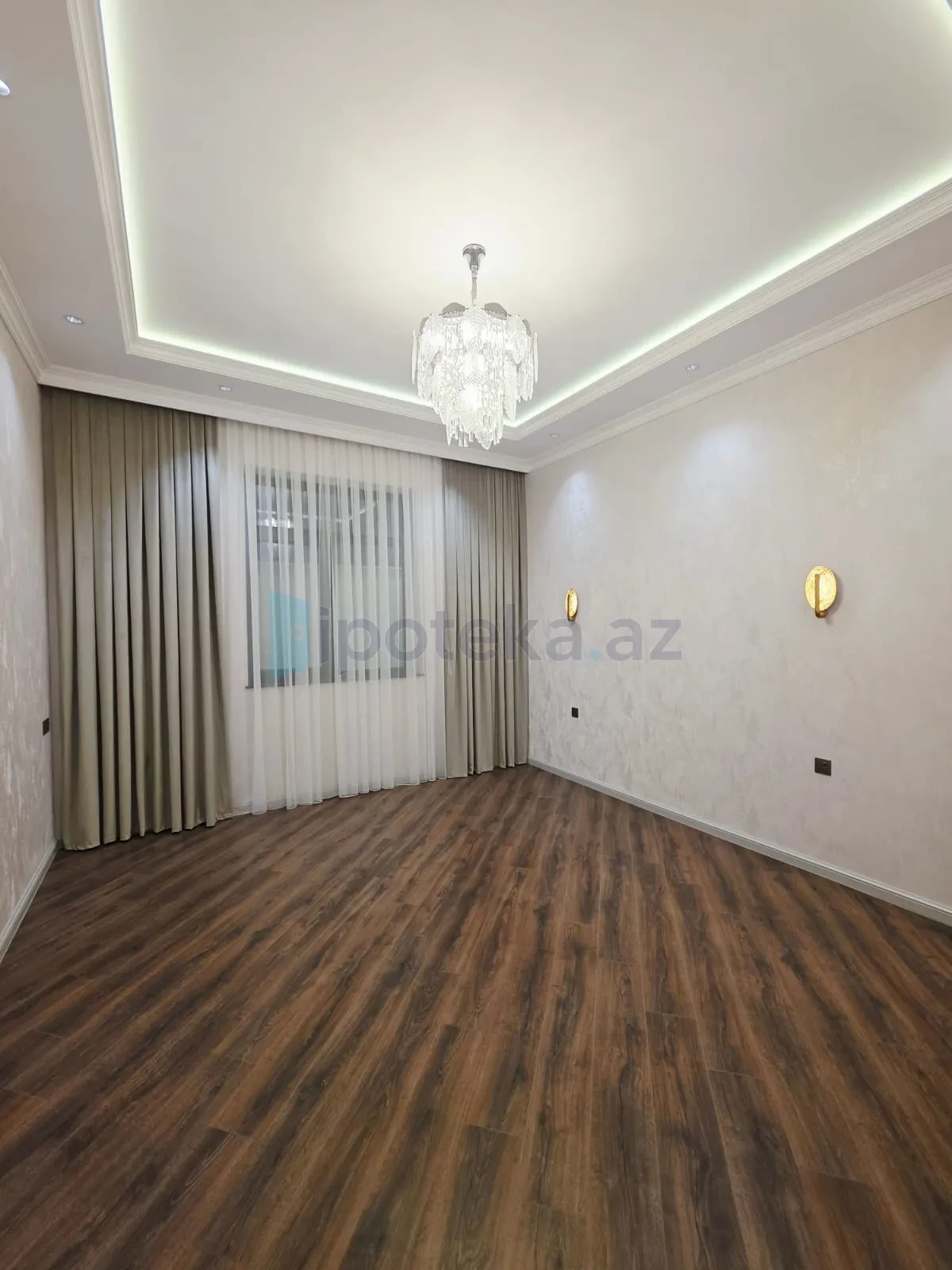 Satılır 4 otaqlı mənzil 208 m²