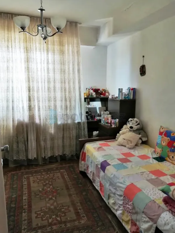 Satılır 3 otaqlı köhnə tikili 90 m²