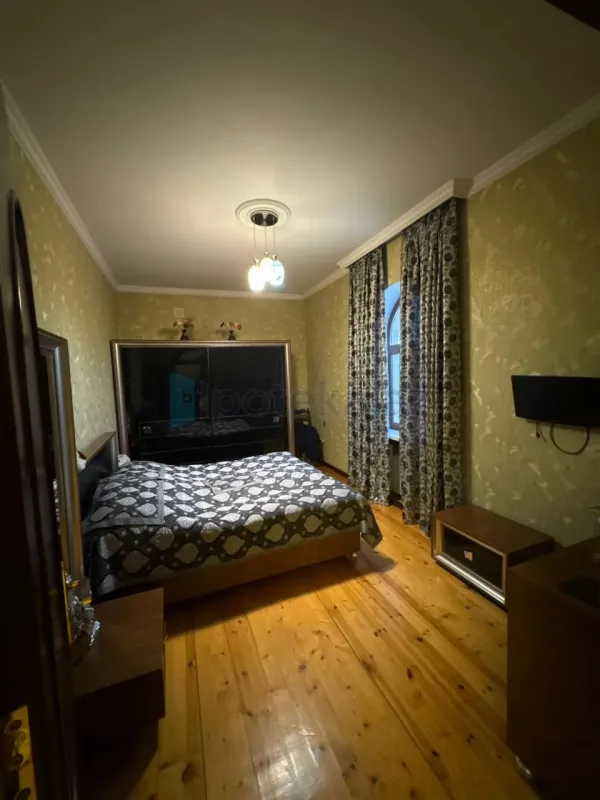 Satılır 5 otaqlı həyət evi 240 m²