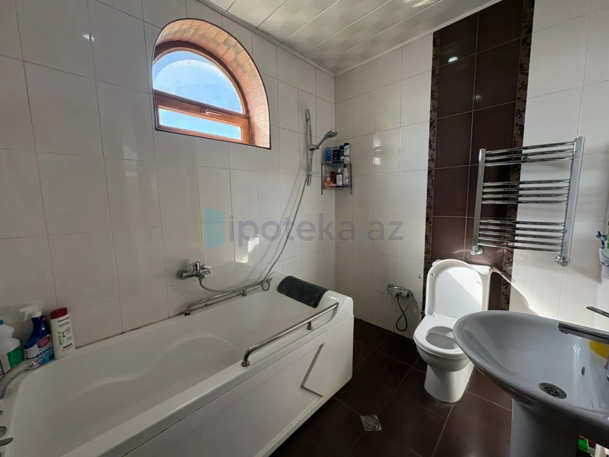 Satılır 5 otaqlı həyət evi 240 m²