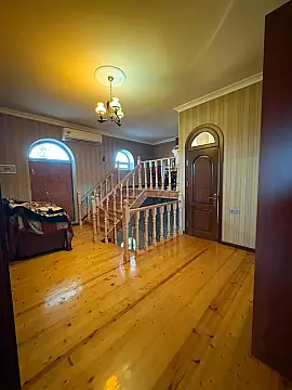 Satılır 5 otaqlı həyət evi 240 m²