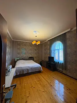 Satılır 5 otaqlı həyət evi 240 m²
