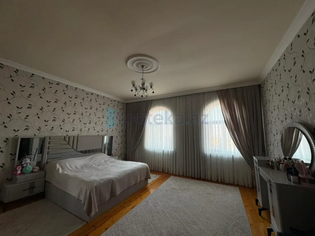 Satılır 5 otaqlı həyət evi 240 m²
