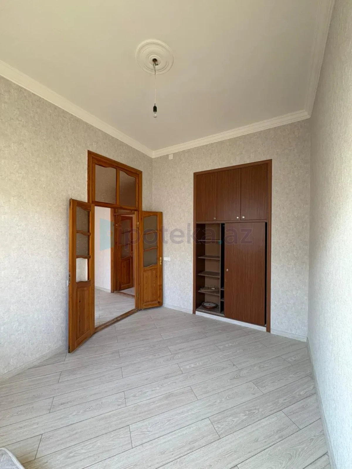 Satılır 3 otaqlı köhnə tikili 90 m²
