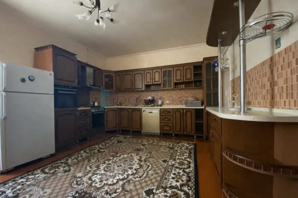 Satılır 14 otaqlı həyət evi 400 m²