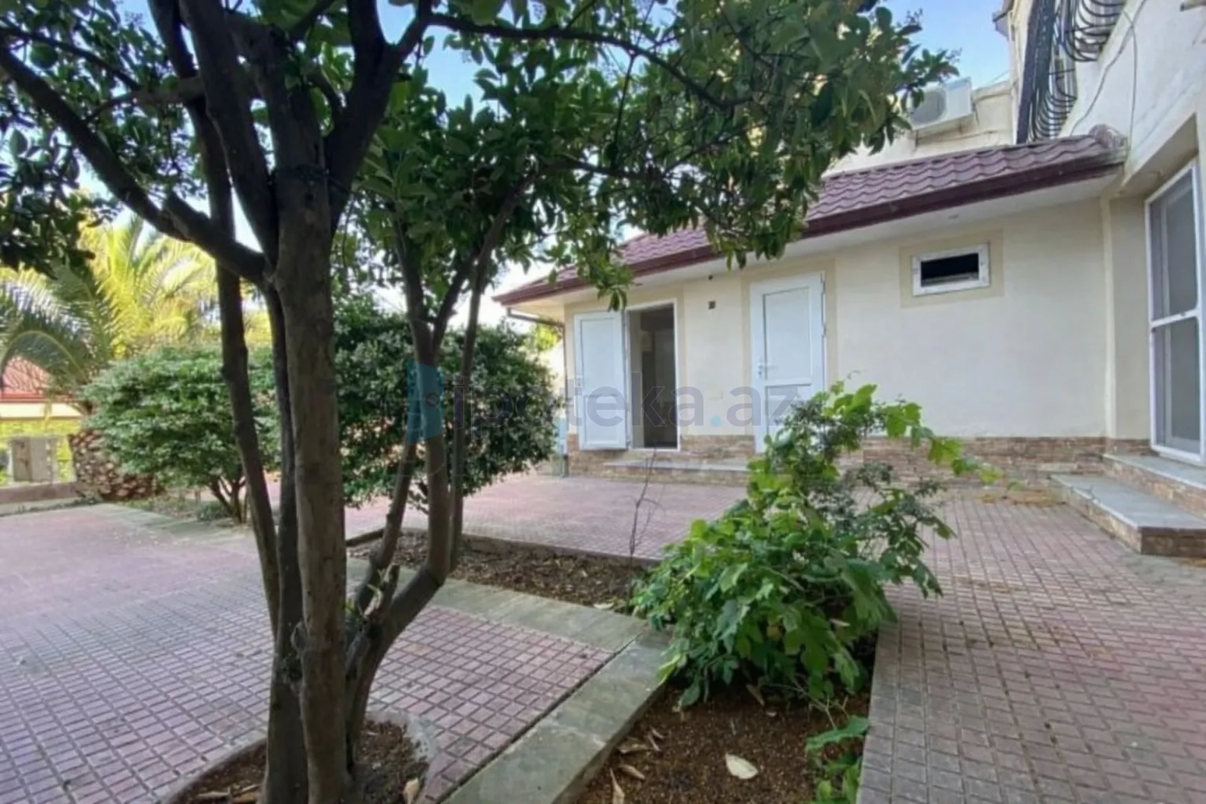 Satılır 14 otaqlı həyət evi 400 m²