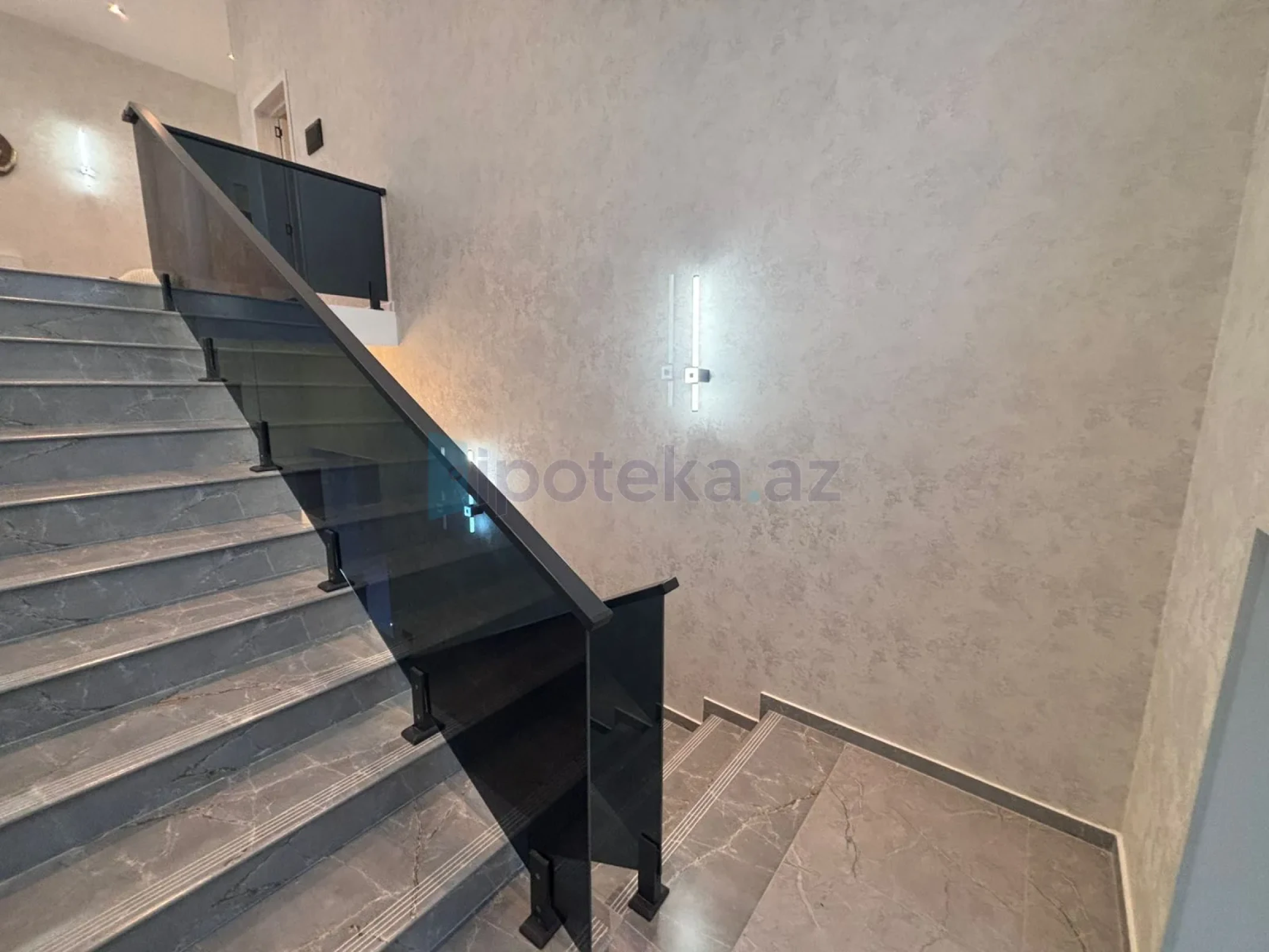 Satılır 4 otaqlı mənzil 275 m²