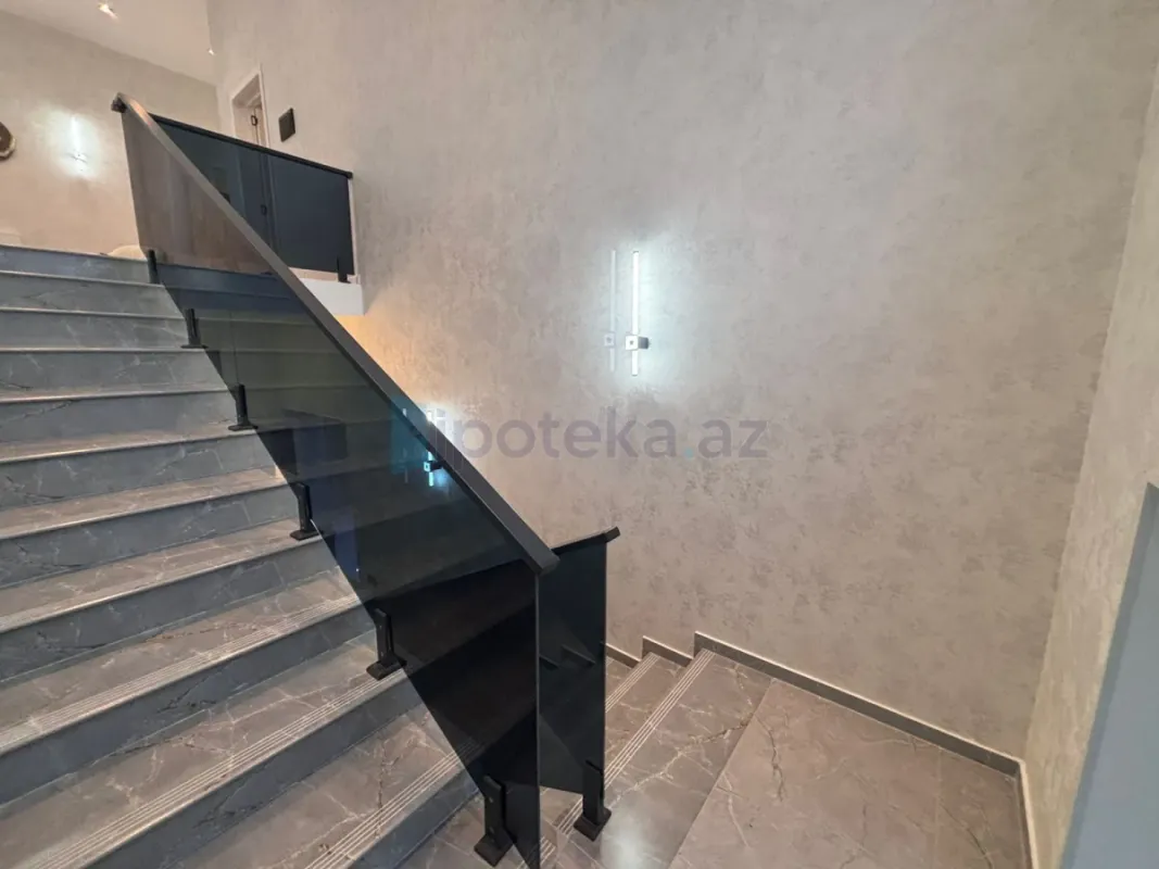 Satılır 4 otaqlı mənzil 275 m²