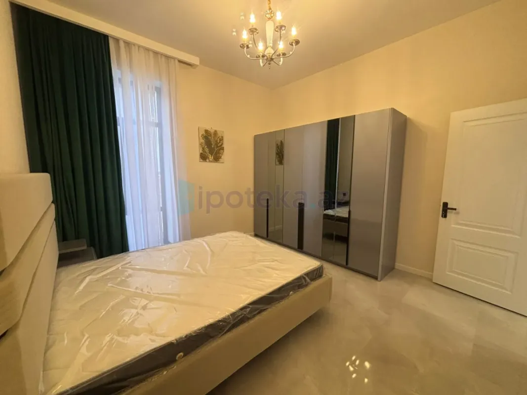 Satılır 4 otaqlı mənzil 275 m²