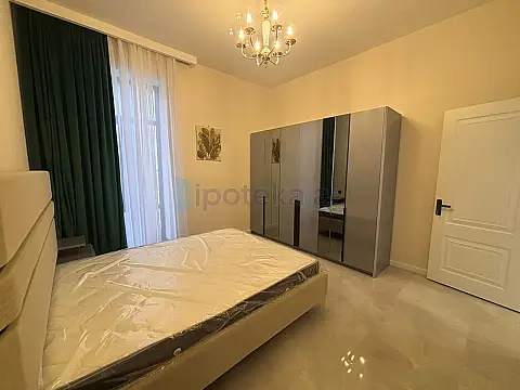 Satılır 4 otaqlı mənzil 275 m²