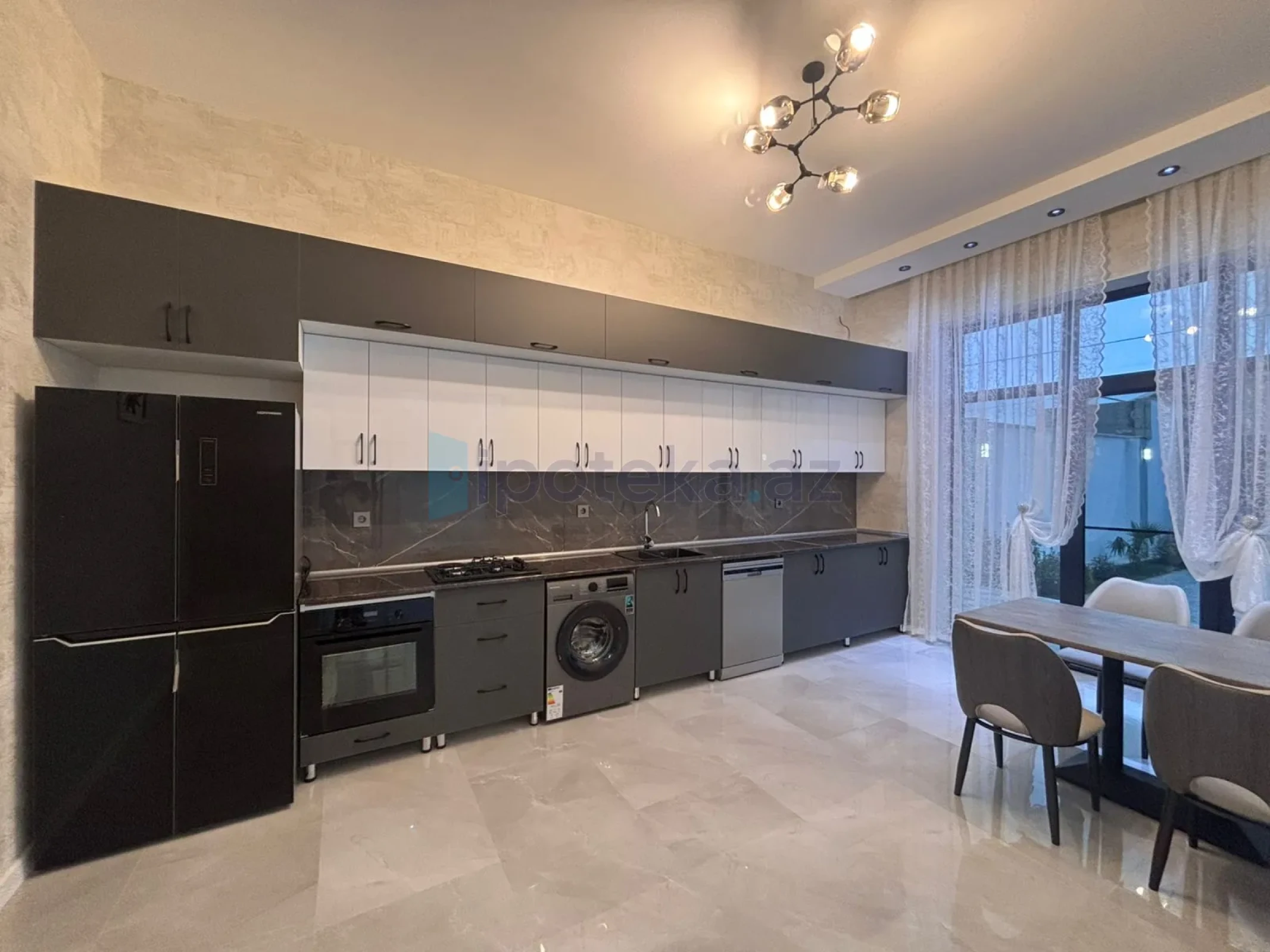 Satılır 4 otaqlı mənzil 275 m²