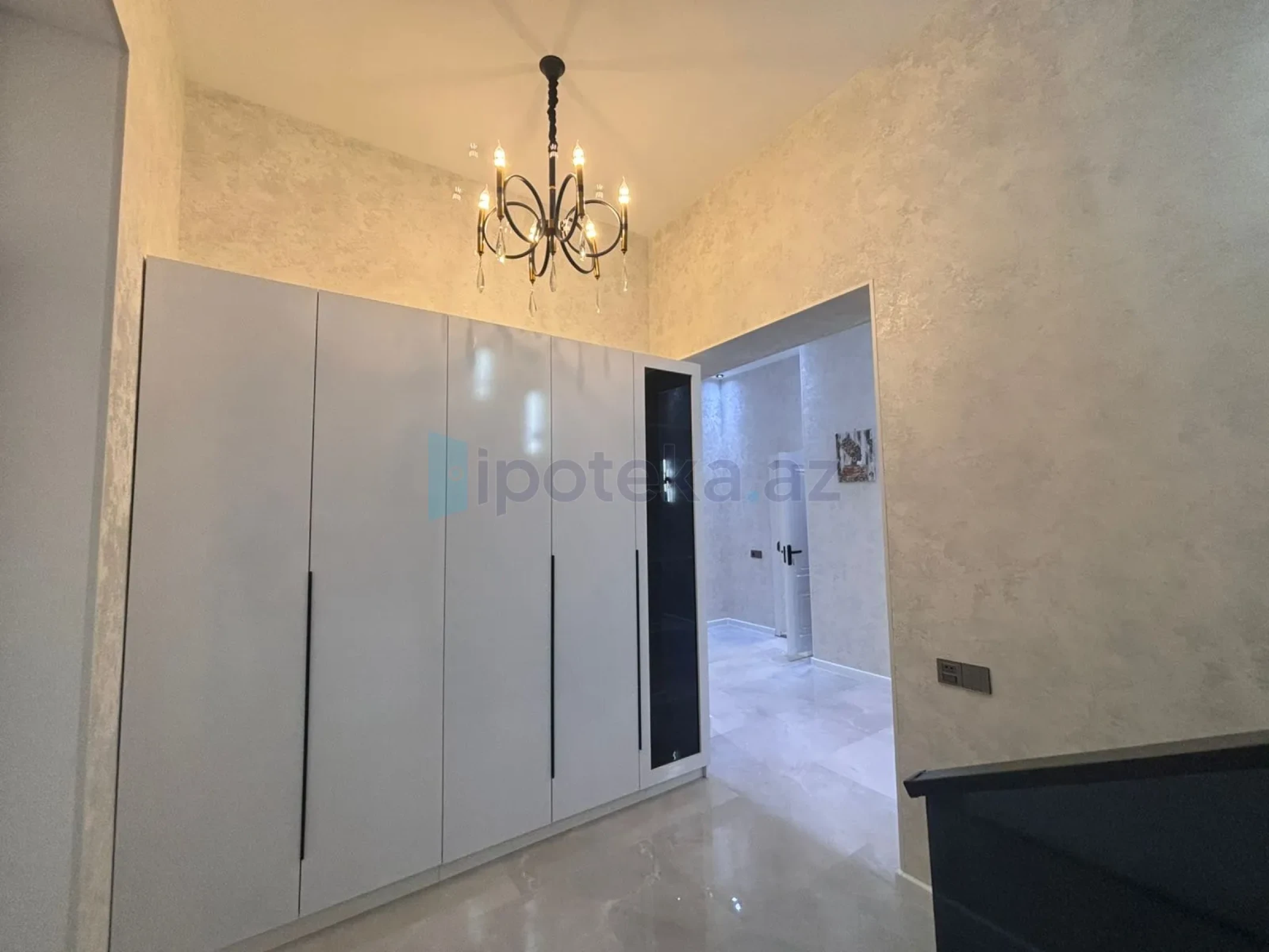 Satılır 4 otaqlı mənzil 275 m²